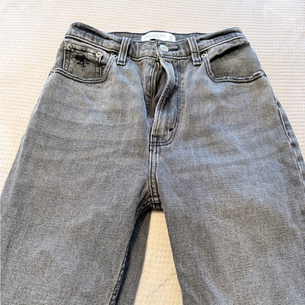 Abercrombie & Fitch Ultra High Rise Ankle Straight Jeans - Gray size 24 - Picture 3 of 6